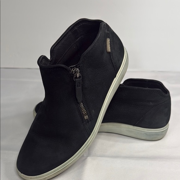 Ecco Black Chukka Boots with Sleek Design main image 6